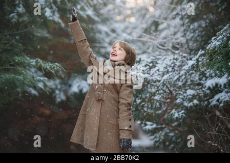 Smiling Boy im verschneiten Wald, Bedford, Halifax, Nova Scotia, Kanada Stockfoto