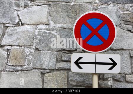 Interdiction de Stationner dans les deux sens. Signalisierung routière. Saint-Gervais-les-Bains. Savoie. Frankreich. Stockfoto