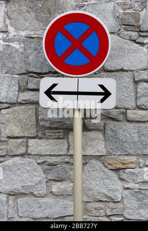 Interdiction de Stationner dans les deux sens. Signalisierung routière. Saint-Gervais-les-Bains. Savoie. Frankreich. Stockfoto