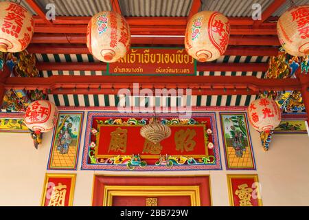 Chinesischer Tempel in der Nähe des Bahnhofs Saphan Taksin Skytrain, Bangkok, Thailand, Asien Stockfoto