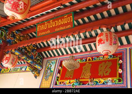 Chinesischer Tempel in der Nähe des Bahnhofs Saphan Taksin Skytrain, Bangkok, Thailand, Asien Stockfoto