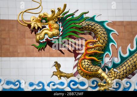 Drache auf dem Dach, chinesischer Tempel in der Nähe des Saphan Taksin Skytrain Station, Bangkok, Thailand, Asien Stockfoto