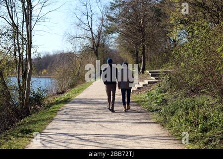 Dorsten, Deutschland, Montag, 30. März 2020 Menschen, die an der lippe-flussseite wandern, hochwertige Hintergrunddrucke Stockfoto