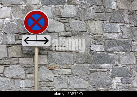 Interdiction de Stationner dans les deux sens. Signalisierung routière. Saint-Gervais-les-Bains. Savoie. Frankreich. Stockfoto