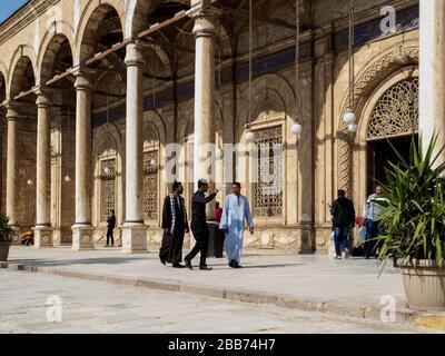 Kairo, Ägypten, Februar 2020, drei Männer in traditionellen Kleidern außerhalb einer Moschee Stockfoto