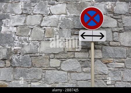 Interdiction de Stationner dans les deux sens. Signalisierung routière. Saint-Gervais-les-Bains. Savoie. Frankreich. Stockfoto