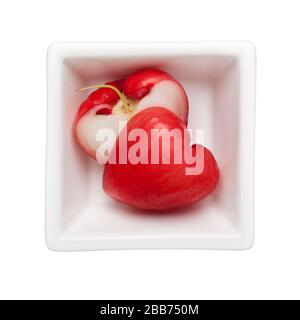 Malaiischer rosenapfel in einer quadratischen Schale isoliert auf weißem Grund Stockfoto