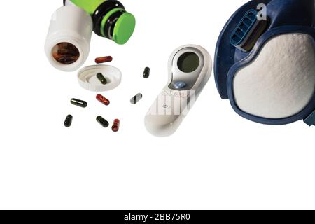 Nahaufnahme der farbenfrohen Pillen, Thermometer und Atemschutzmaske, isoliert auf weißem Hintergrund. Gesundheitskonzept. Stockfoto