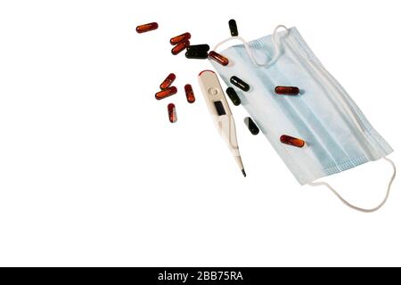 Nahaufnahme von bunten Pillen, Thermometer und Gesichtsmaske isoliert auf weißem Hintergrund. Gesundheitskonzept. Stockfoto