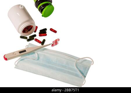 Nahaufnahme von bunten Pillen, Thermometer und Gesichtsmaske isoliert auf weißem Hintergrund. Gesundheitskonzept. Stockfoto