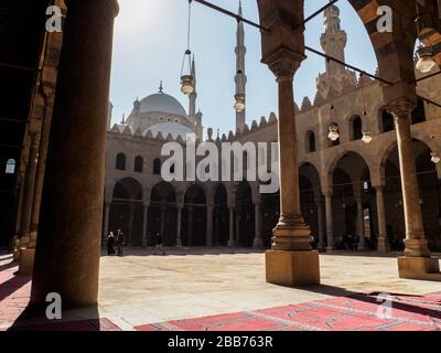 Kairo, Ägypten, Februar 2020 die Innenterrasse einer traditionellen Moschee (Al-Nasir Mohammed-Moschee) in kairo mit einigen Säulen Stockfoto