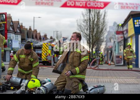 Southend-on-Sea, Großbritannien. März 2020. Feuerwehrleute, Rettungswagen und Polizei sind am Tatort bei einem nicht genutzten Ladenbrand in der Hamlet Court Road, Westcliff-on-Sea, einem Vorort von Southend-on-Sea, unterwegs. Der Essex Fire Service hatte sechs Feuerwehrfahrzeuge am Einsatzort und das Feuer wurde schnell unter Kontrolle gebracht. Die Brandursache ist derzeit unbekannt und es wird eine Untersuchung durchgeführt. Penelope Barritt/Alamy Live News Stockfoto