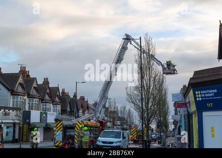 Southend-on-Sea, Großbritannien. März 2020. Feuerwehrleute, Rettungswagen und Polizei sind am Tatort bei einem nicht genutzten Ladenbrand in der Hamlet Court Road, Westcliff-on-Sea, einem Vorort von Southend-on-Sea, unterwegs. Der Essex Fire Service hatte sechs Feuerwehrfahrzeuge am Einsatzort und das Feuer wurde schnell unter Kontrolle gebracht. Die Brandursache ist derzeit unbekannt und es wird eine Untersuchung durchgeführt. Penelope Barritt/Alamy Live News Stockfoto