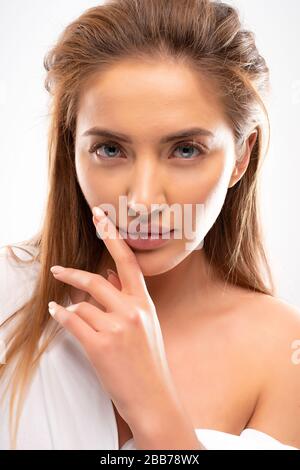 Eine Blonde Haare Lady Mit Grossen Blauen Traurige Augen Suchen Traurige Ruhrung Weissen Kleid Stockfotografie Alamy