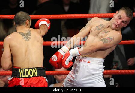 Kreshnick Qato (Wembley, rot/schwarze Shorts) besiegt Ernie Smith (Stourport) bei einer Punkteentscheidung Middelewat Contest in York Hall, Bethnal Green, Lon Stockfoto