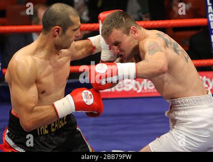 Kreshnick Qato (Wembley, rot/schwarze Shorts) besiegt Ernie Smith (Stourport) bei einer Punkteentscheidung Middelewat Contest in York Hall, Bethnal Green, Lon Stockfoto