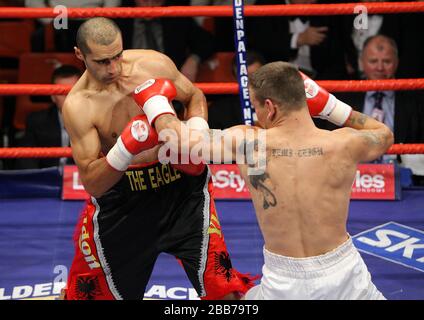 Kreshnick Qato (Wembley, rot/schwarze Shorts) besiegt Ernie Smith (Stourport) bei einer Punkteentscheidung Middelewat Contest in York Hall, Bethnal Green, Lon Stockfoto