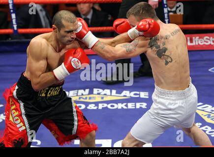 Kreshnick Qato (Wembley, rot/schwarze Shorts) besiegt Ernie Smith (Stourport) bei einer Punkteentscheidung Middelewat Contest in York Hall, Bethnal Green, Lon Stockfoto