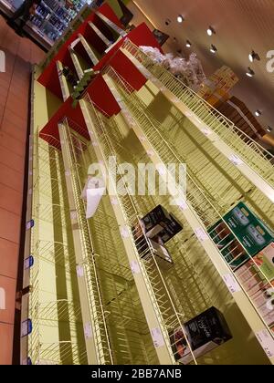 Leeres Supermarktregal / Regale - ausverkaufte Lagerbestände - anheitertes Einkaufen aus Angst vor epidemischem Corona-Virus / Kovid-19 in Deutschland "Hamsterkauf" genannt Stockfoto