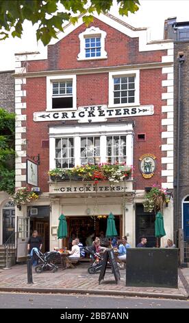 Sonntagnachmittag im Cricketers Pub, Richmond, England. Stockfoto