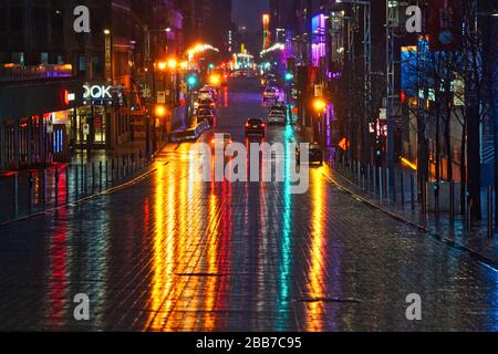 Montreal, Quebec, Kanada, 29. März 2020.Straßenbeleuchtung reflektiert in Regen durchnässten Straßen in Montreal.Credit:Mario Beauregard/Alamy News Stockfoto