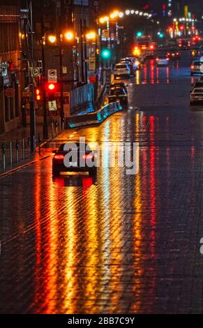 Montreal, Quebec, Kanada, 29. März 2020.Straßenbeleuchtung reflektiert in Regen durchnässten Straßen in Montreal.Credit:Mario Beauregard/Alamy News Stockfoto