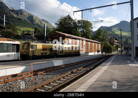 Chocolate Train Bulle, Gruyère im Kanton Freiburg, Schweiz, Europa, 08/09/2019, Chocolate Train Bulle, Train Du Chocolat (Golden Pass Serv Stockfoto