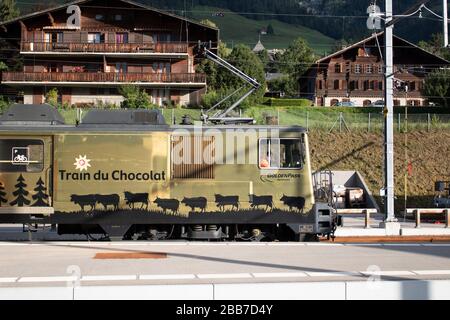 Chocolate Train Bulle, Gruyère im Kanton Freiburg, Schweiz, Europa, 08/09/2019, Chocolate Train Bulle, Train Du Chocolat (Golden Pass Serv Stockfoto