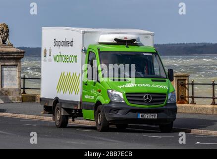 Ein waitrose-lieferwagen, der an der Strandpromenade von cowes auf der Insel Wight geparkt wurde, liefert online bestellte Speisen aus dem Internet. Stockfoto