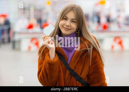 Das Portrait der jungen Frau hält die Kreditkarte in den Händen Stockfoto