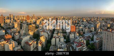 Abendblick über Buenos Aires, die Hauptstadt Argentiniens, von Belgrano in Richtung Puerto Madero am Horizont Stockfoto