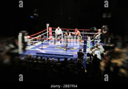 Allgemeine Ansicht der Handlung, da Travis Dickinson (gelb/schwarze Shorts) Hastings Rasani in einem Light-Heavyweight-Boxwettbewerb im Brentwood CE besiegt Stockfoto