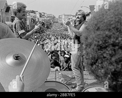 Eine Rockband trat am 14.08.1977 auf der Castro Street Fair auf der Bühne auf. San Francisco, Kalifornien Stockfoto