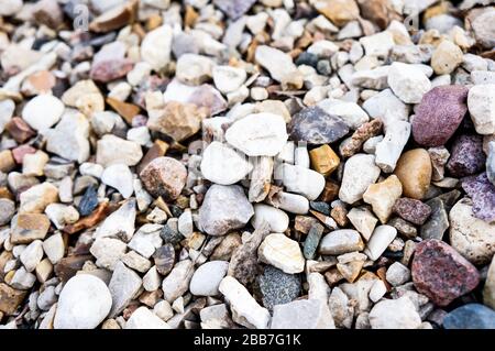 Textur vieler kleiner Steine verschiedener Farben, zerkleinerter Stein, für den Hintergrund und Ihren Text Stockfoto