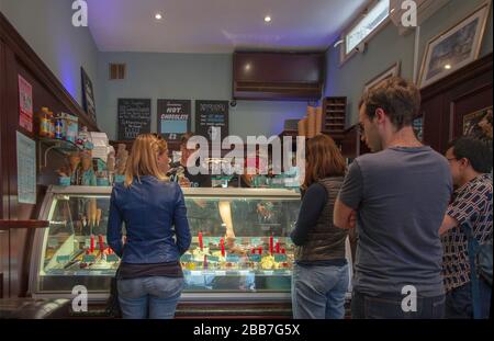 Ein geschäftig, heiß, Sonntagnachmittag in der Gelateria Danieli an der Brewers Lane, Richmond upon Thames, England. Stockfoto