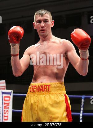 Dave Stewart (Ayr/Wanstead, gelbe Shorts) besiegt Billy Smith (Stourport, schwarze Shorts) in einem Leichtgewichtswettbewerb in der York Hall, der von Hennessy S gefördert wird Stockfoto