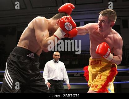 Dave Stewart (Ayr/Wanstead, gelbe Shorts) besiegt Billy Smith (Stourport, schwarze Shorts) in einem Leichtgewichtswettbewerb in der York Hall, der von Hennessy S gefördert wird Stockfoto