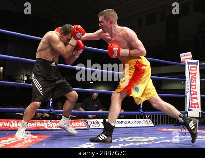 Dave Stewart (Ayr/Wanstead, gelbe Shorts) besiegt Billy Smith (Stourport, schwarze Shorts) in einem Leichtgewichtswettbewerb in der York Hall, der von Hennessy S gefördert wird Stockfoto