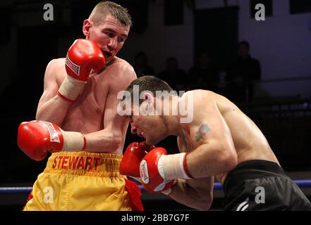 Dave Stewart (Ayr/Wanstead, gelbe Shorts) besiegt Billy Smith (Stourport, schwarze Shorts) in einem Leichtgewichtswettbewerb in der York Hall, der von Hennessy S gefördert wird Stockfoto