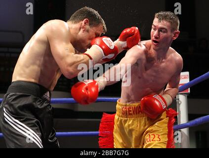 Dave Stewart (Ayr/Wanstead, gelbe Shorts) besiegt Billy Smith (Stourport, schwarze Shorts) in einem Leichtgewichtswettbewerb in der York Hall, der von Hennessy S gefördert wird Stockfoto