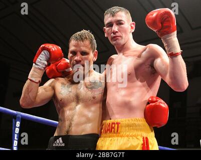 Dave Stewart (Ayr/Wanstead, gelbe Shorts) besiegt Billy Smith (Stourport, schwarze Shorts) in einem Leichtgewichtswettbewerb in der York Hall, der von Hennessy S gefördert wird Stockfoto