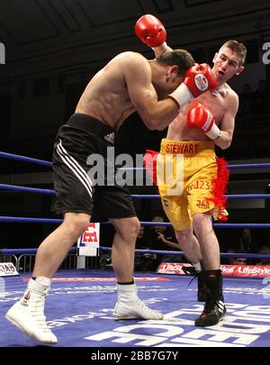 Dave Stewart (Ayr/Wanstead, gelbe Shorts) besiegt Billy Smith (Stourport, schwarze Shorts) in einem Leichtgewichtswettbewerb in der York Hall, der von Hennessy S gefördert wird Stockfoto