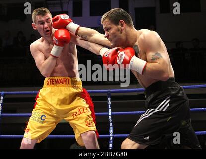 Dave Stewart (Ayr/Wanstead, gelbe Shorts) besiegt Billy Smith (Stourport, schwarze Shorts) in einem Leichtgewichtswettbewerb in der York Hall, der von Hennessy S gefördert wird Stockfoto