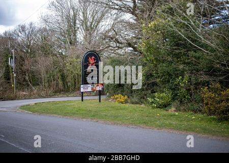 Allgemeine Ansicht des geschlossenen Pubs Ty-Risha während des COVID19-Ausbruchs in Bridgend, Wales. Lewis Mitchell. Stockfoto