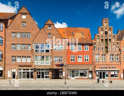 Lüneburg - Juli 2018, Deutschland: Fassaden der Häuser in verschiedenen architektonischen Stilen. Einer der zentralen Straßen der Stadt Stockfoto