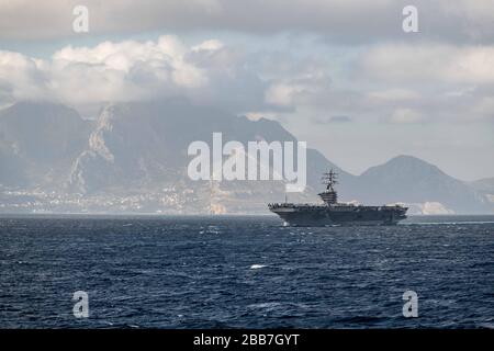 Der Flugzeugträger der Nimitz-Klasse der US-Marine, USS Dwight D. Eisenhower, transits die Straße von Gibraltar 9. März 2020 im Mittelmeer. Stockfoto