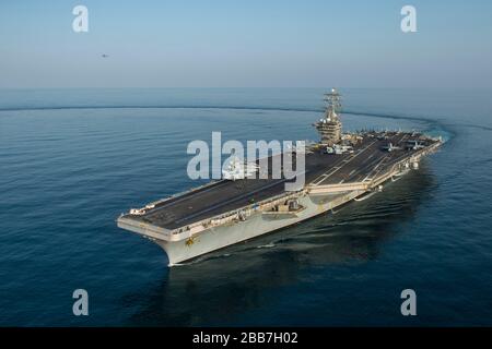 Der Flugzeugträger der Nimitz-Klasse der US-Marine USS Dwight D. Eisenhower führt einen routinemäßigen Transit am 18. März 2020 im Arabischen Meer durch. Stockfoto