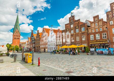 Lüneburg - Juli 2018, Deutschland: Blick auf den zentralen Straße mit alten Backsteinhäuser, Bar, Café, Geschäfte und nur wenige Menschen Stockfoto