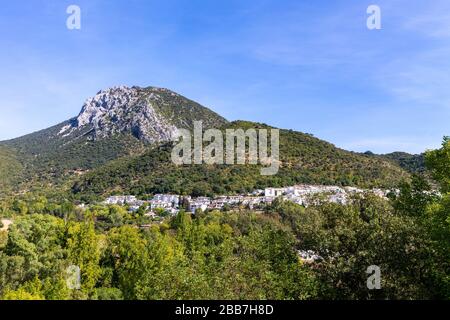 Benamahoma in der Sierra de Grazalema, einer der berühmten weißen Städte Andalusiens, Spanien. Stockfoto