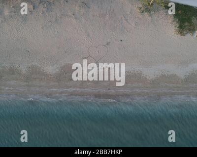 Luftbild Landschaft Herz und Pfeil ich liebe dich Satz handgeschrieben Am Sandstrand in der Nähe von Meereswellen griechenland epirus Stockfoto